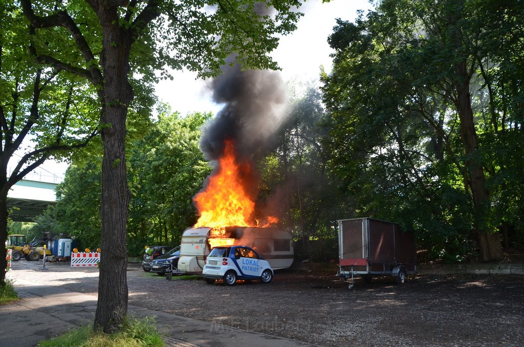 Wohnwagenbrand Koeln Rodenkirchen vor der Bruecke P013.JPG
